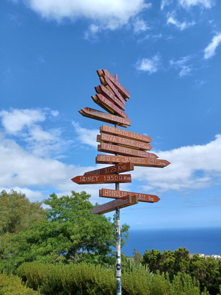 Agua Retorta. Signpost points to Fall River