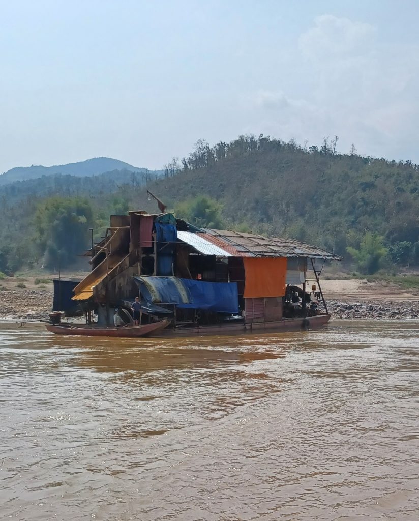 Gold dredging vessel