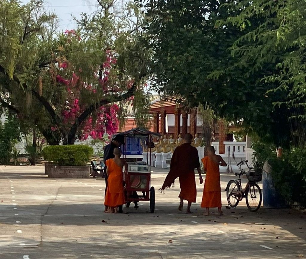 Monks, Wat That Luang