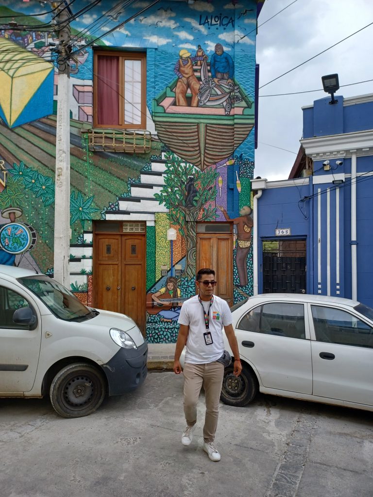 Dancing tour guide in front of the Manoir Atkinson