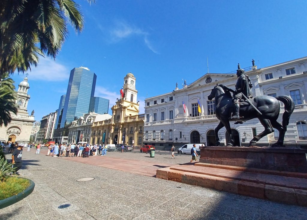 Right: Pedro de Valdivia equestrian statue and the Municipalidad de Santiago, left: Palacio de la Real Audiencia, Correo Central, modern buildings and far left the Catedral Metropolitana.