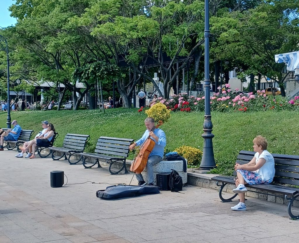 Musicians on the esplanade, Constanta